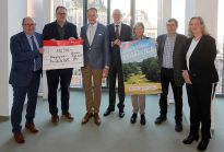 V.l.n.r. Gunnar Sgolik  (1. Vorsitzender Stadtgarten Vegesack e.V.), Dietmar Hoppe (Geschäftsführer Bürgerpark-Tombola), Bürgermeister Andreas Bovenschulte, Prof. Dr. Dietrich Grashoff (Präsident Bürgerparkverein), Tim Großmann (Bürgerpark-Direktor) und Gabriele Steffen (Vorsitzende AchterdiekPark e.V.)