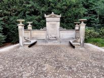 Emmabank mit dem neuen Natursteinpflaster