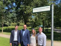 v.l.n.r: Marcel Linnemann, Bürgermeister Andreas Bovenschulte, Nikola und Julian Linnemann